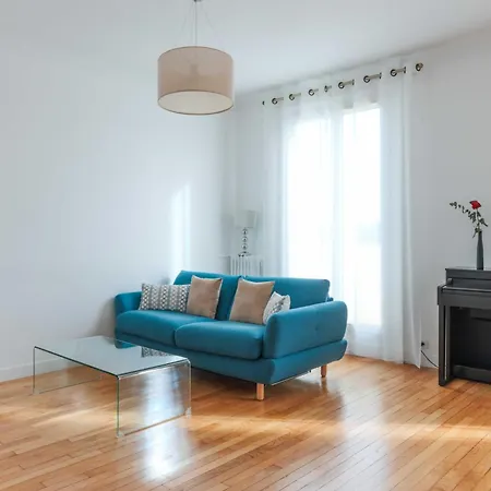 Bright & Chic In Apartment Paris