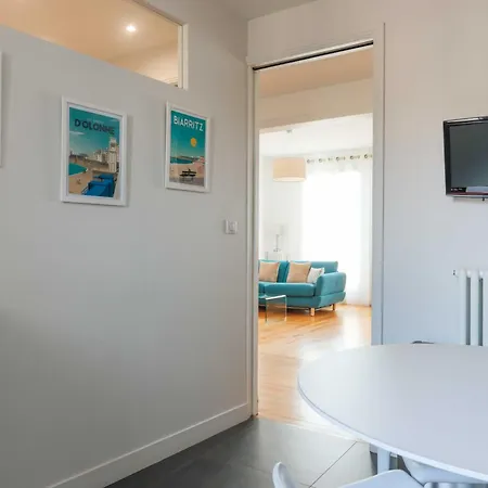 Bright & Chic In Apartment *