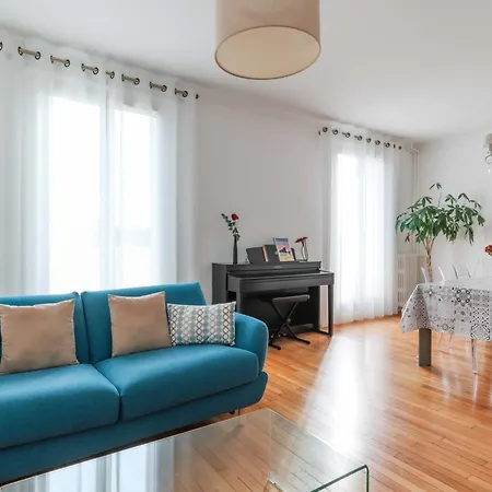 Apartment Bright & Chic In Paris