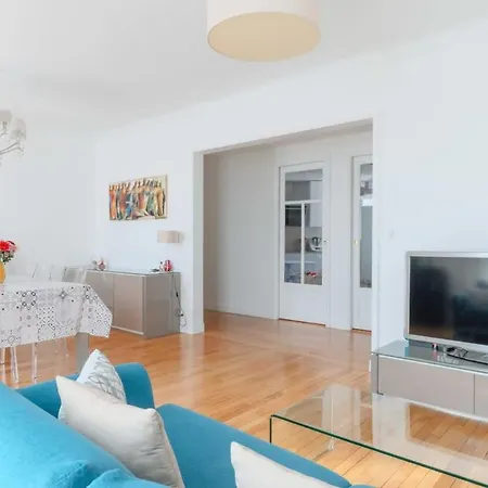 Bright & Chic In Apartment Paris
