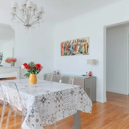 Bright & Chic In Apartment
